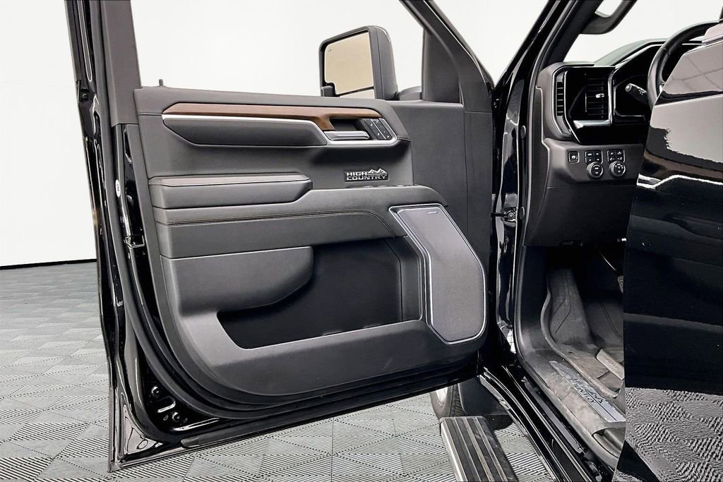 Used 2024 Chevrolet Silverado 1500 High Country w/ High Country Premium Package AWD/4WD image 24