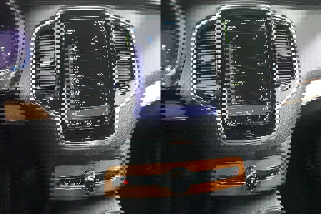 Used 2023 Volvo XC90 B6 Plus image 17