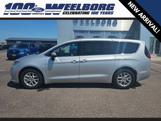 Used 2023 Chrysler Pacifica Touring-L FWD image 2