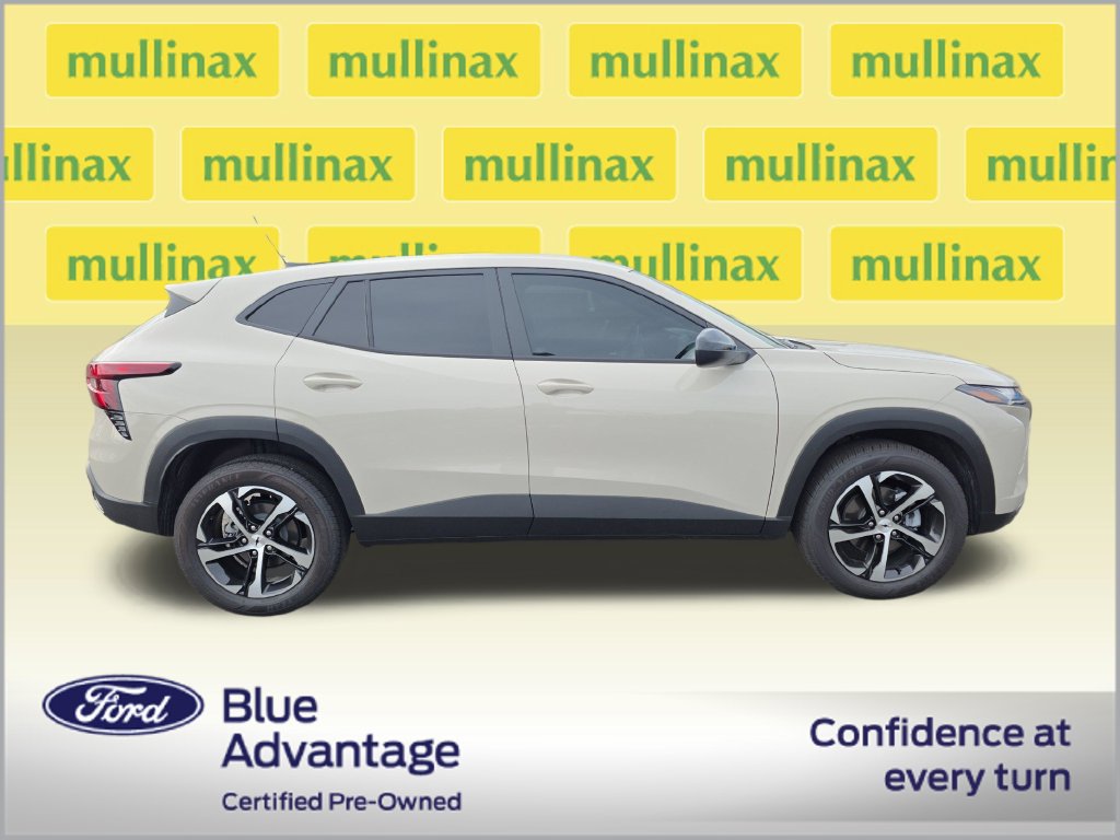 Used 2026 Chevrolet Trax RS FWD image 2