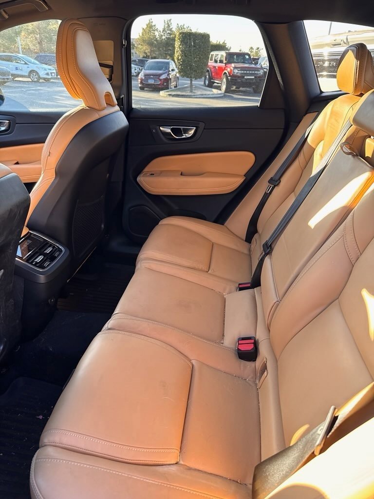 Used 2022 Volvo XC60 B5 Inscription w/ Climate Package image 3