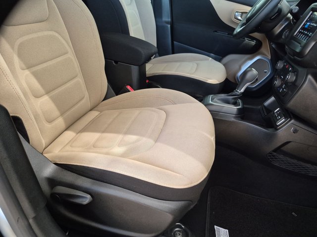 Used 2018 Jeep Renegade Latitude FWD image 20