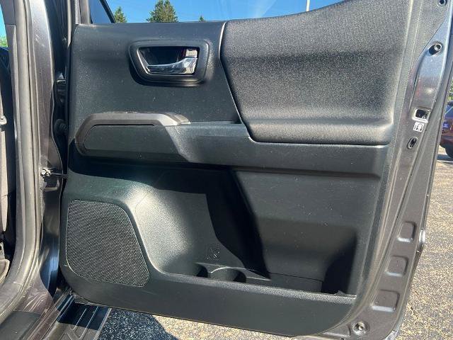 Used 2017 Toyota Tacoma TRD Sport w/ Tow Package (A/T) AWD/4WD image 32