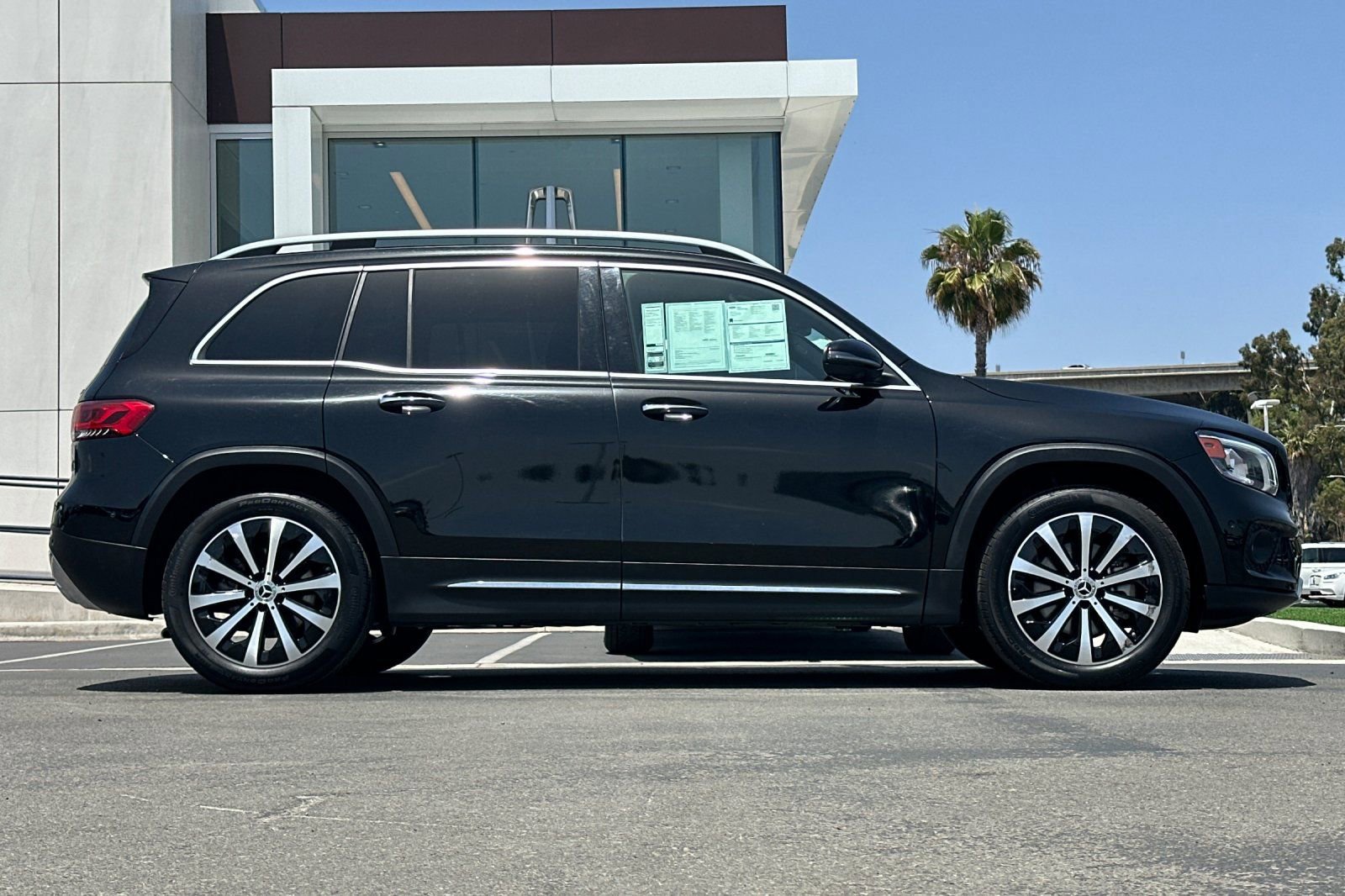 Used 2023 Mercedes-Benz GLB 250 4MATIC image 2
