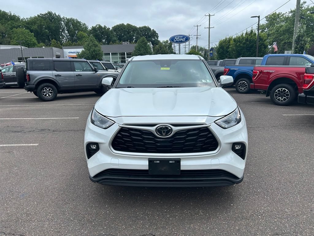 Used 2023 Toyota Highlander LE AWD/4WD image 2
