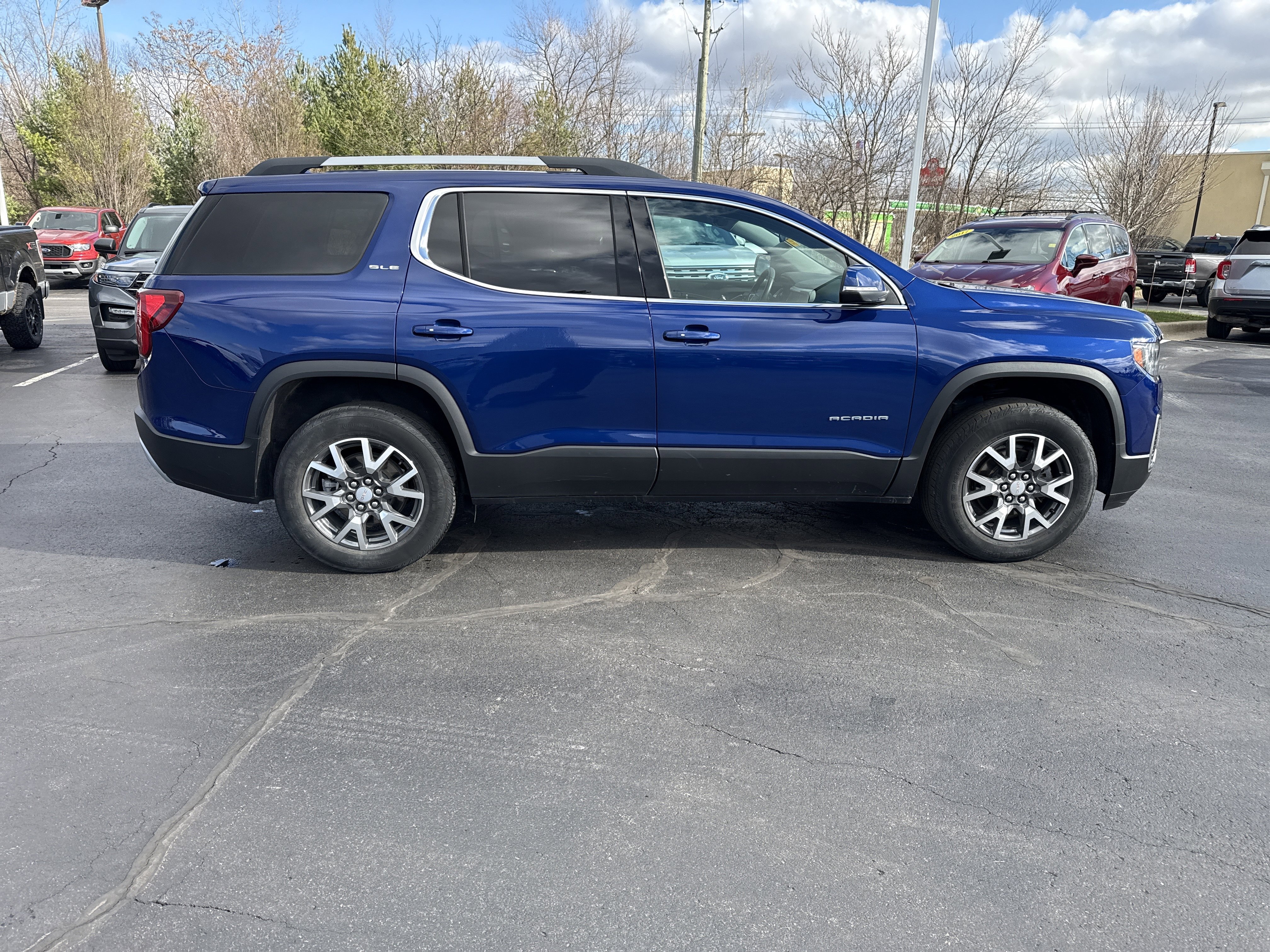 Used 2023 GMC Acadia SLE w/ Driver Convenience Package FWD image 10