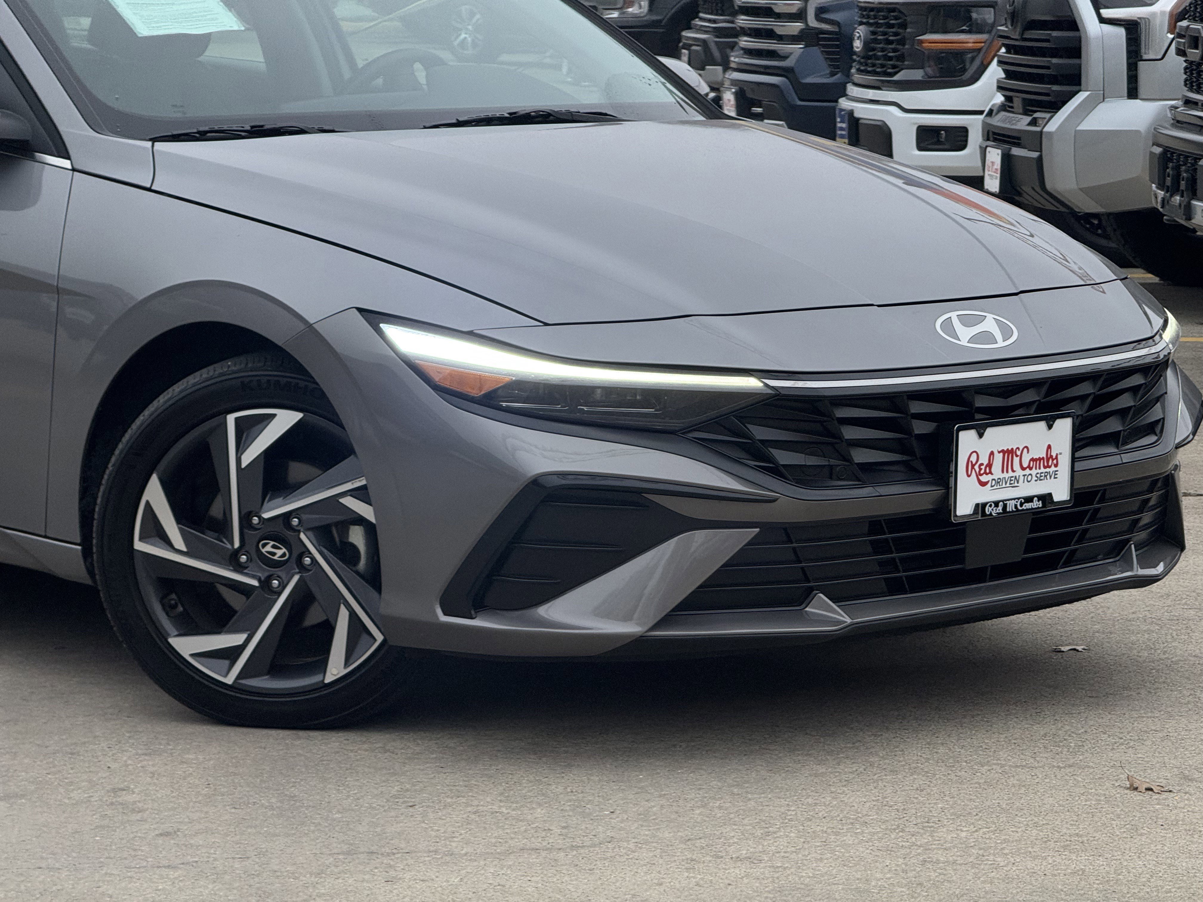 Used 2025 Hyundai Elantra Limited image 2