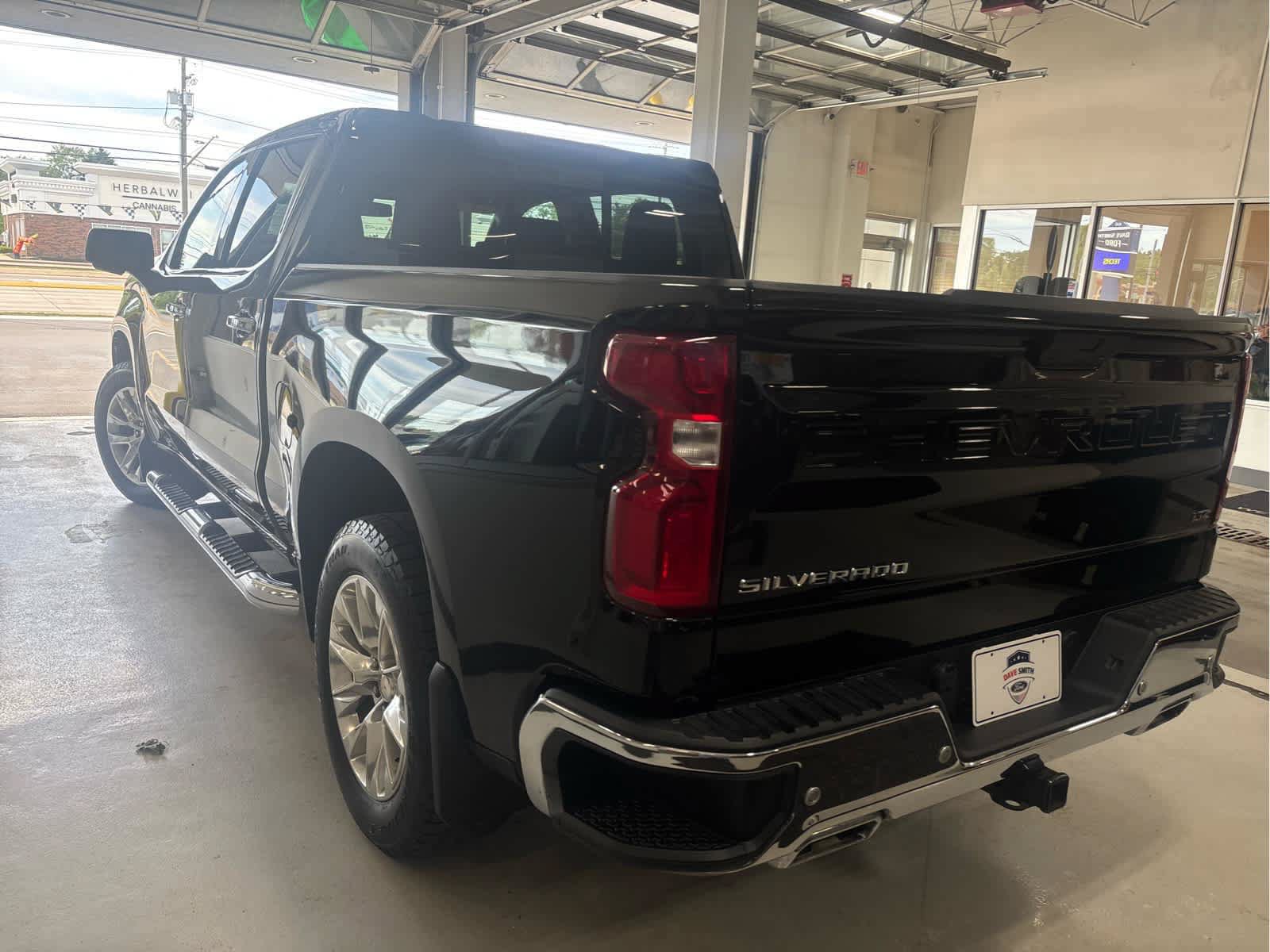 Used 2022 Chevrolet Silverado 1500 LTZ AWD/4WD image 5