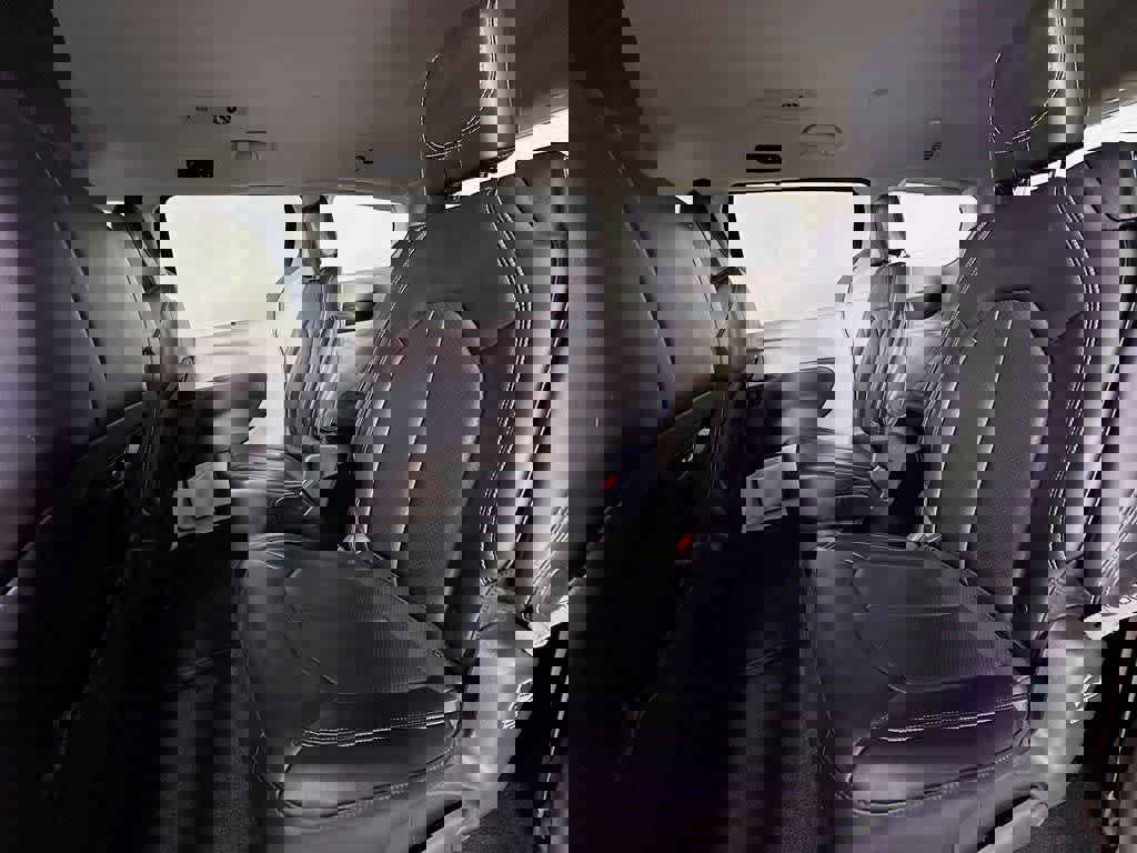 Used 2024 Chrysler Pacifica Touring-L image 14