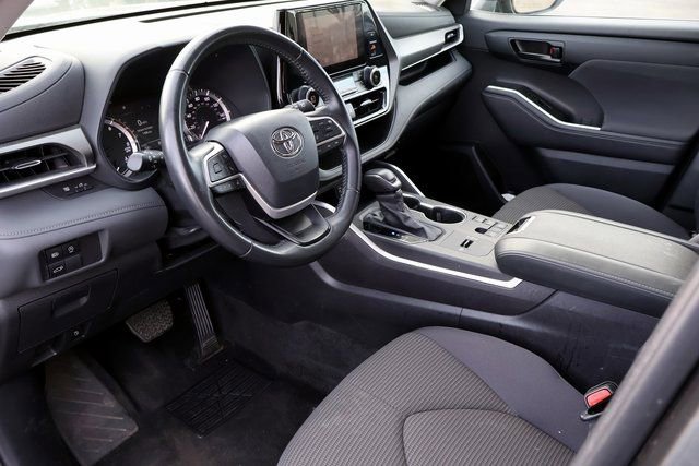 Used 2024 Toyota Highlander LE image 3