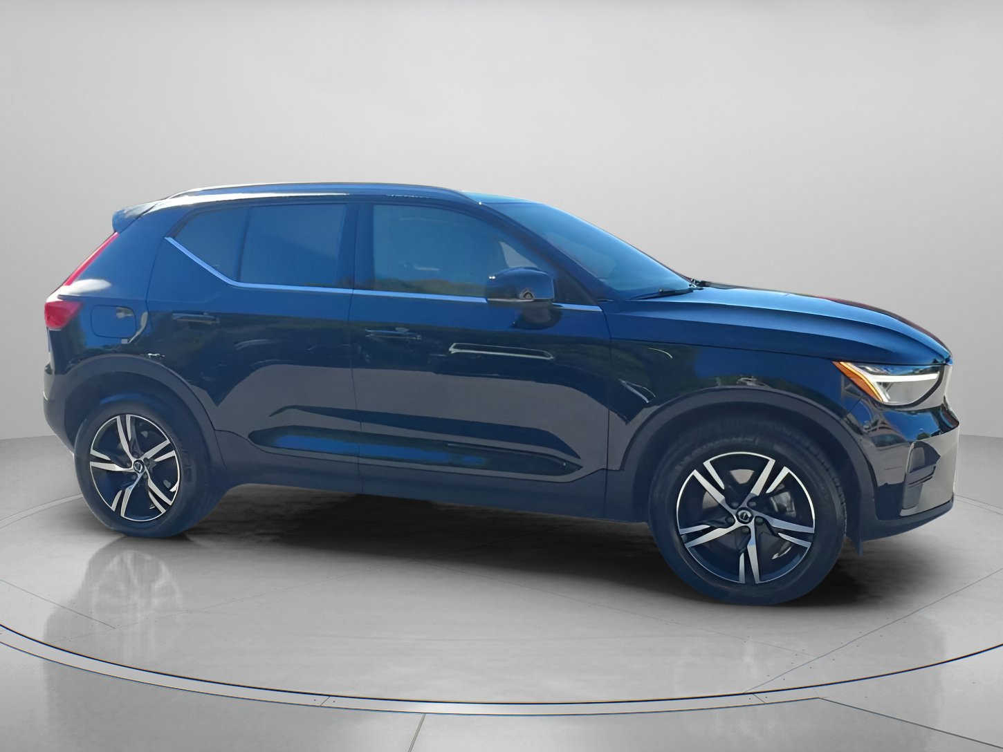 Used 2025 Volvo XC40 B5 Core image 25