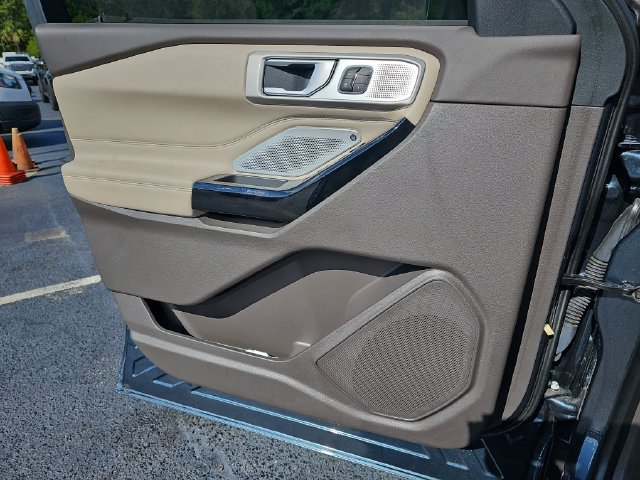 Certified 2024 Ford Explorer Platinum w/ Technology Package AWD/4WD image 33