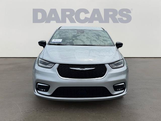 Used 2024 Chrysler Pacifica Touring-L FWD image 2