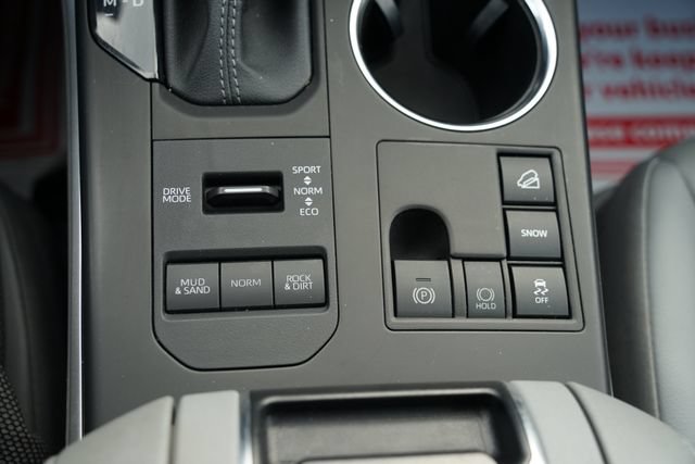 Used 2023 Toyota Highlander XLE AWD/4WD image 18