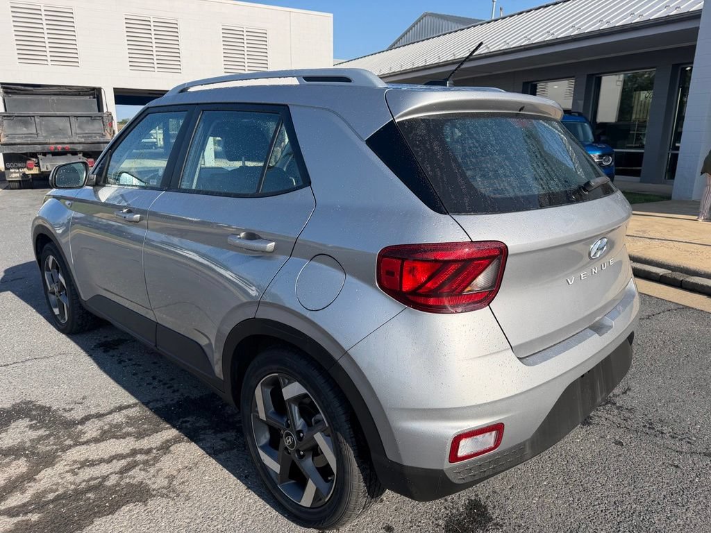 Used 2025 Hyundai Venue SEL FWD image 3