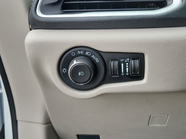 Used 2024 Chrysler Pacifica Limited FWD image 24