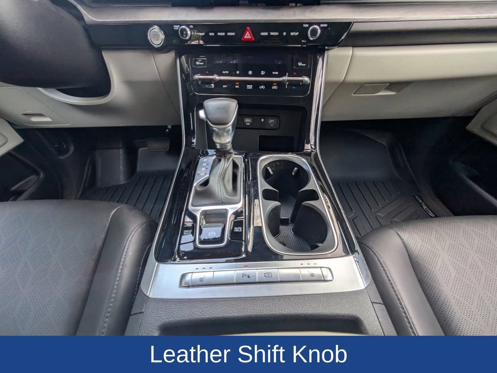 Used 2024 Kia Carnival EX FWD image 24