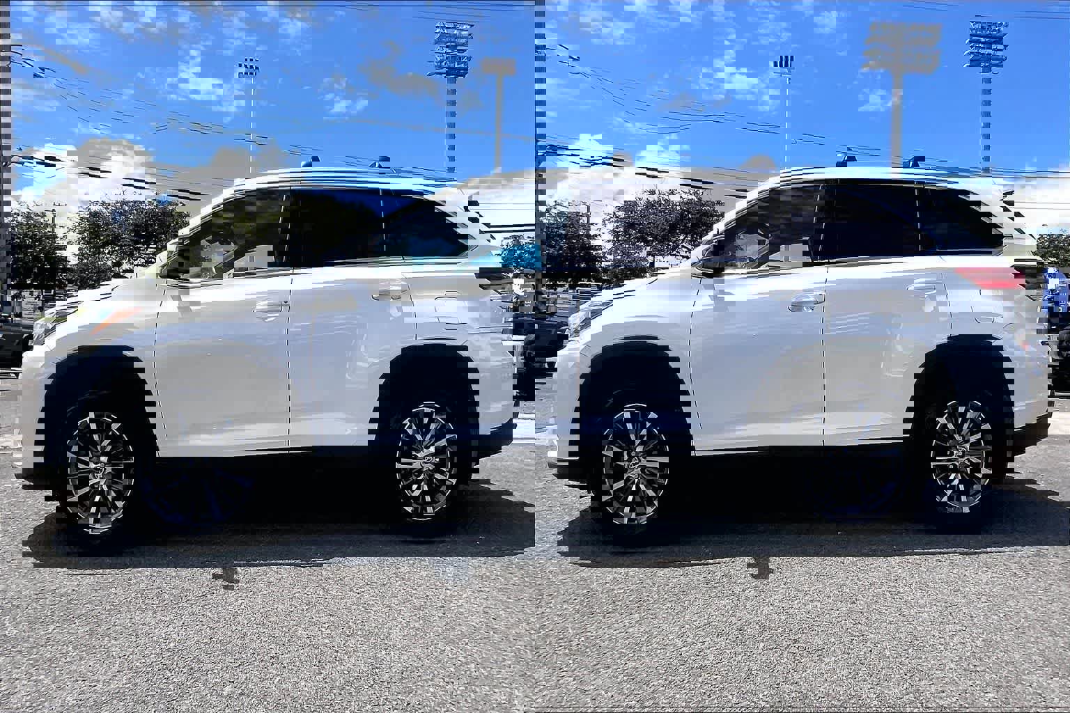 Used 2019 Toyota Highlander XLE FWD image 5