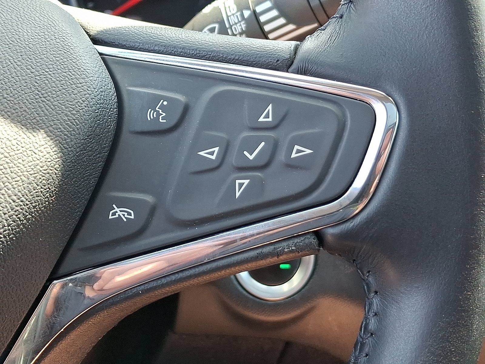 Used 2019 Chevrolet Equinox LT w/ Sun & Navigation Package AWD/4WD image 23