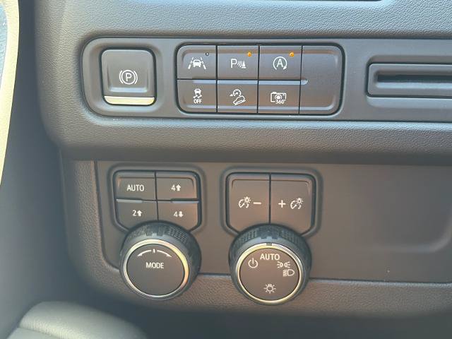 Used 2023 Chevrolet Tahoe Z71 w/ Luxury Package AWD/4WD image 16