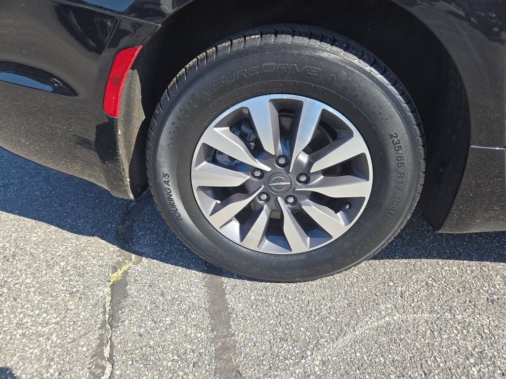 Used 2024 Chrysler Pacifica Limited FWD image 2