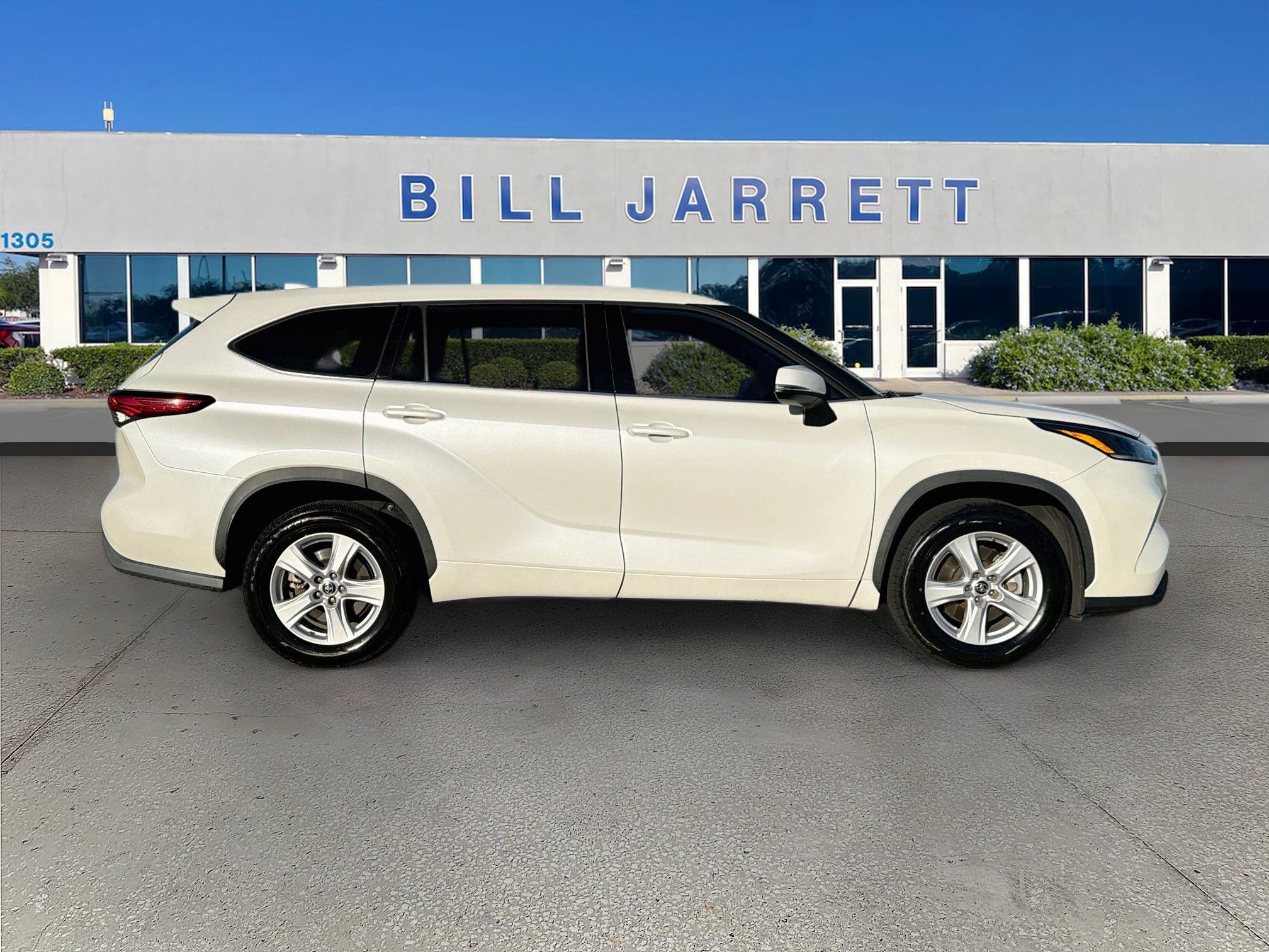 Used 2021 Toyota Highlander L FWD image 8