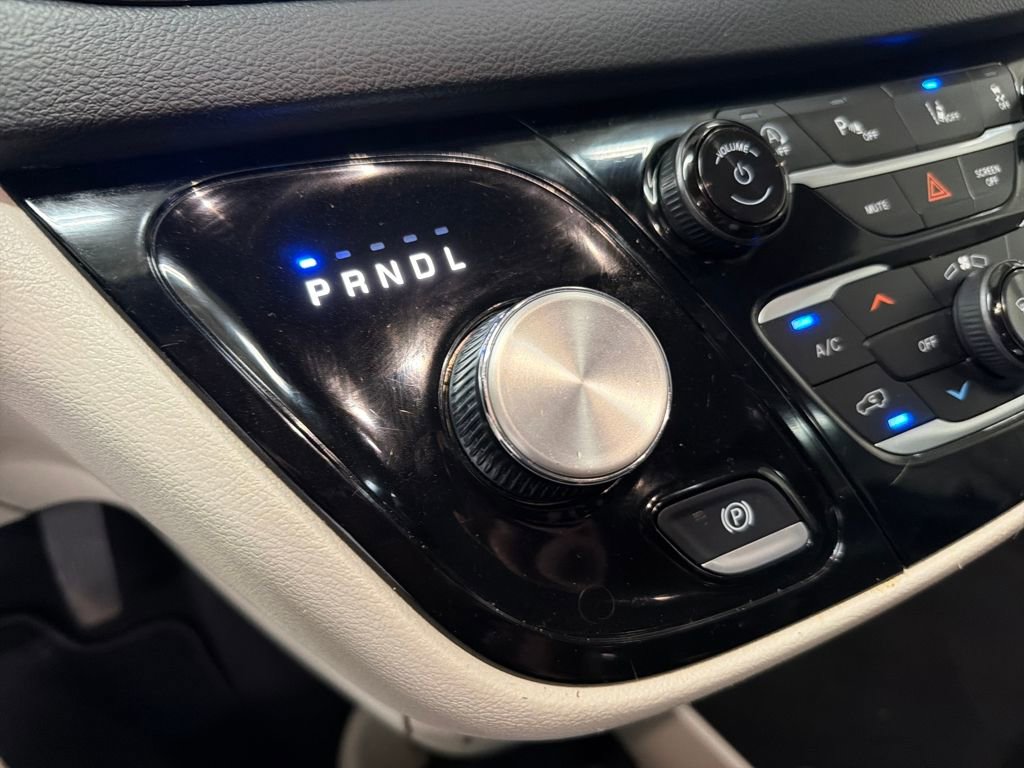 Used 2023 Chrysler Pacifica Touring-L FWD image 27
