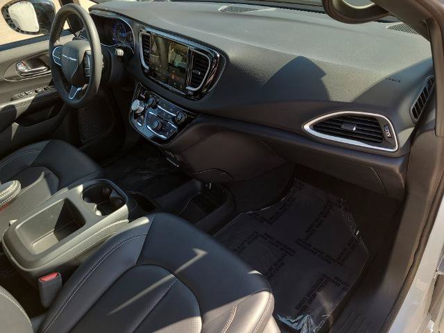 Used 2025 Chrysler Pacifica Select FWD image 10