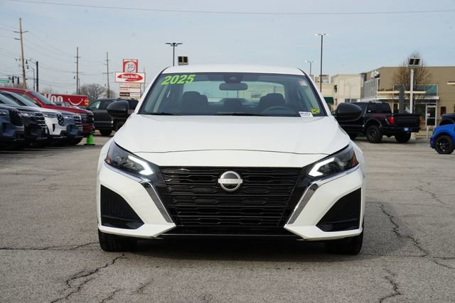 Used 2025 Nissan Altima 2.5 SV FWD image 2