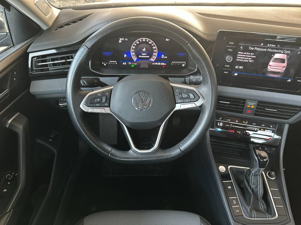 Used 2025 Volkswagen Jetta SE FWD image 13