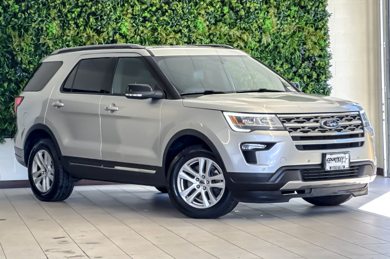 Certified 2018 Ford Explorer XLT w/ Equipment Group 202A AWD/4WD image 2