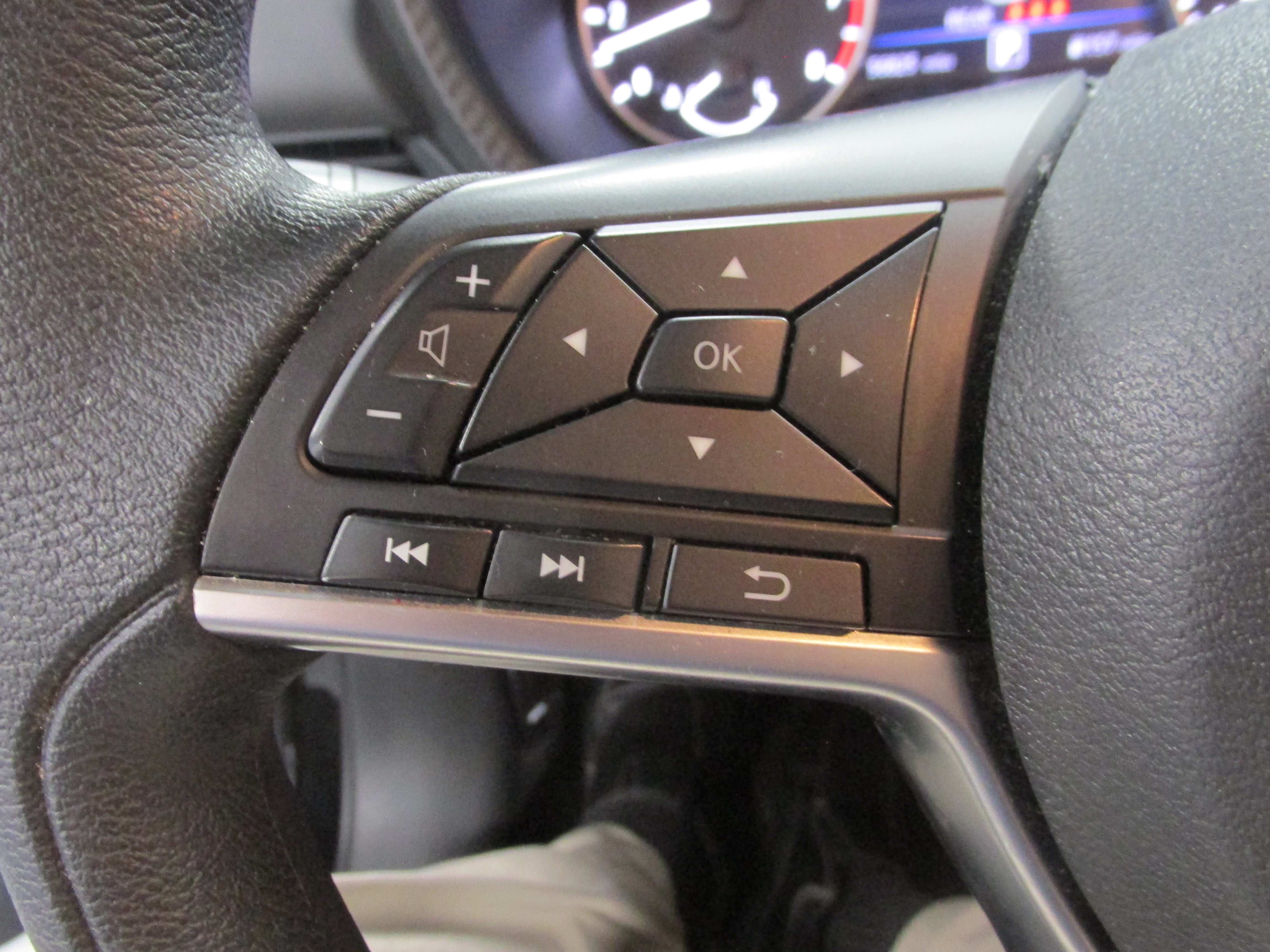 Used 2024 Nissan Sentra SV FWD image 31