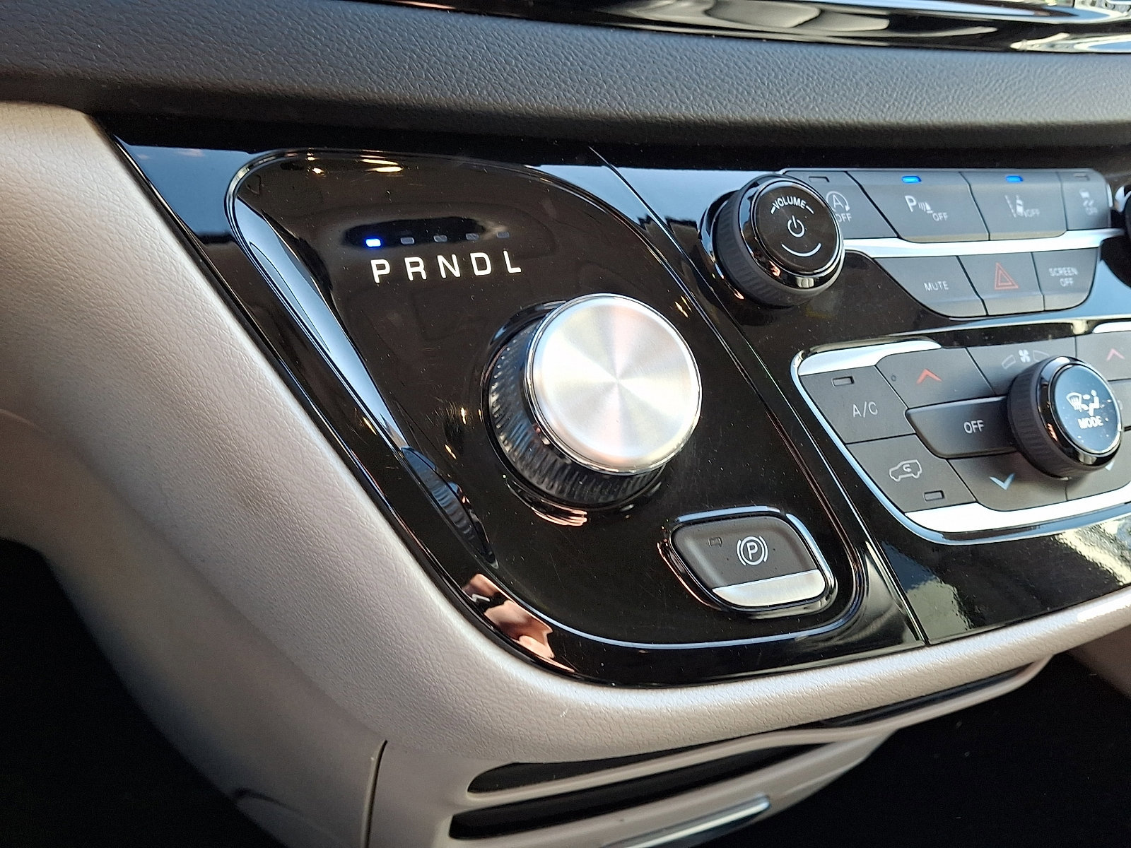 Used 2024 Chrysler Pacifica Touring-L image 17