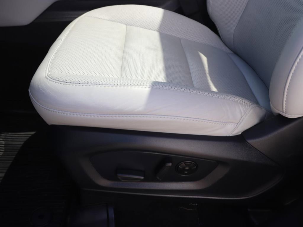 Certified 2025 Ford Explorer Platinum w/ LUX Leather Package image 17