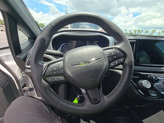 Used 2022 Chrysler Pacifica Touring-L w/ Uconnect Theater Family Group FWD image 7