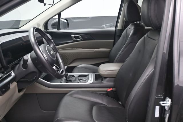 Used 2025 Kia Carnival FWD image 6