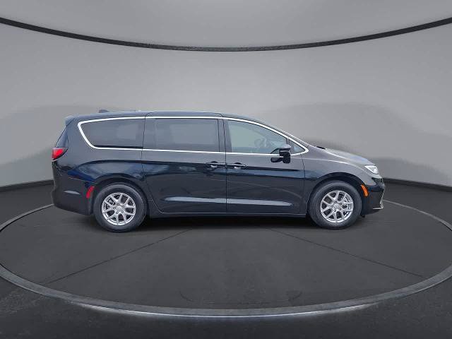 Used 2025 Chrysler Pacifica Select FWD image 9
