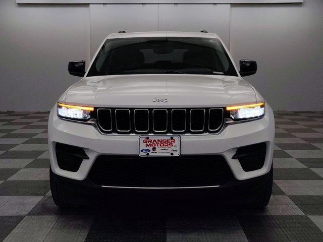 Used 2023 Jeep Grand Cherokee Laredo AWD/4WD image 5