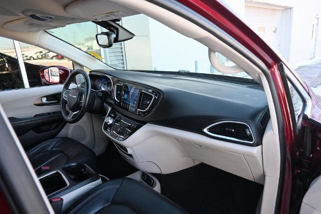 Used 2017 Chrysler Pacifica Touring-L Plus image 21