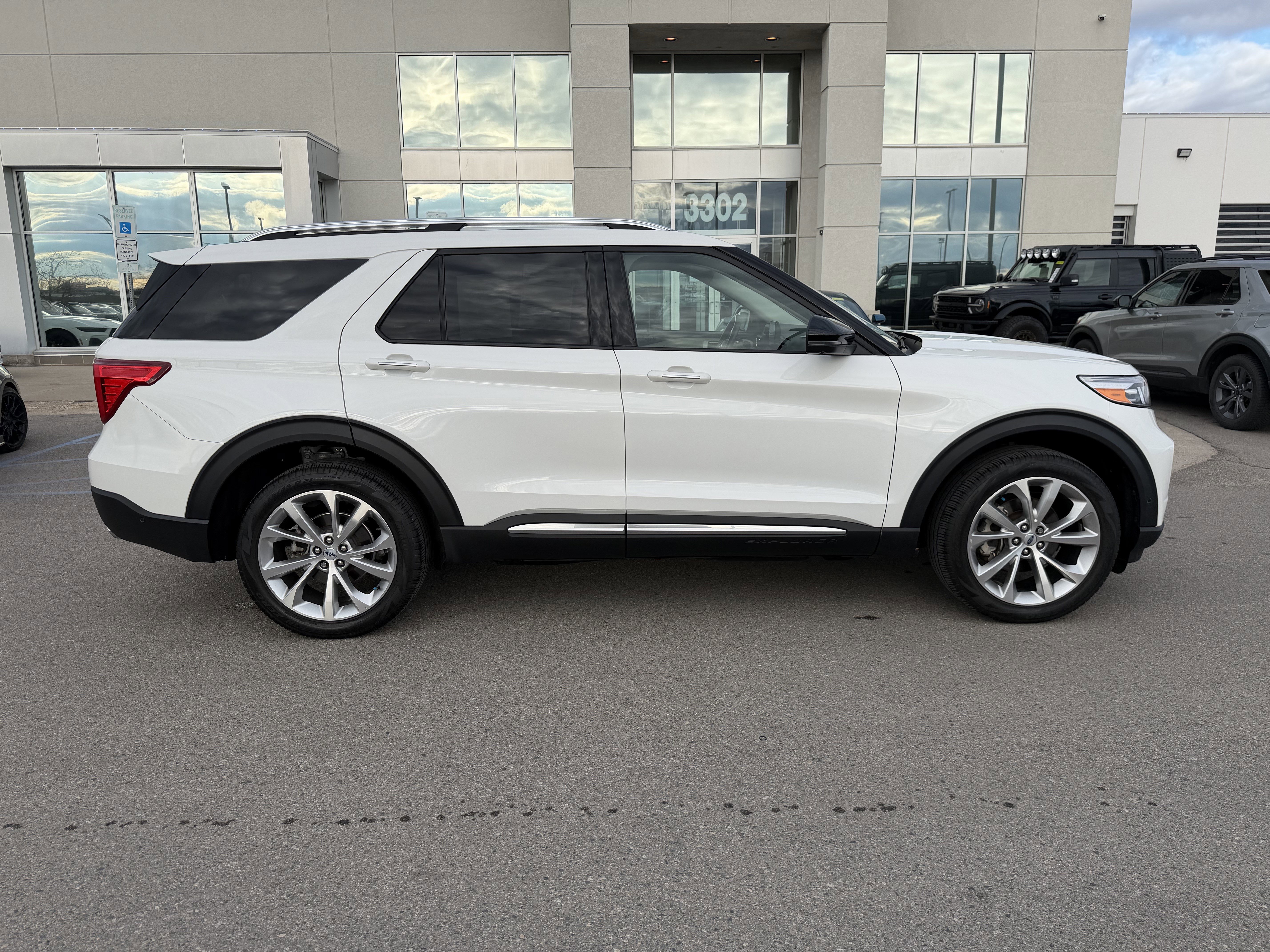 Certified 2023 Ford Explorer Platinum w/ Technology Package AWD/4WD image 9