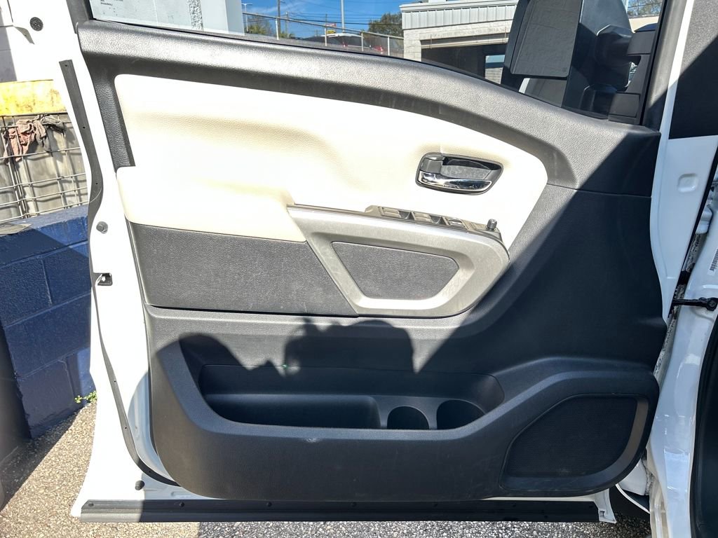 Used 2023 Nissan Titan SV w/ SV Convenience Package image 9