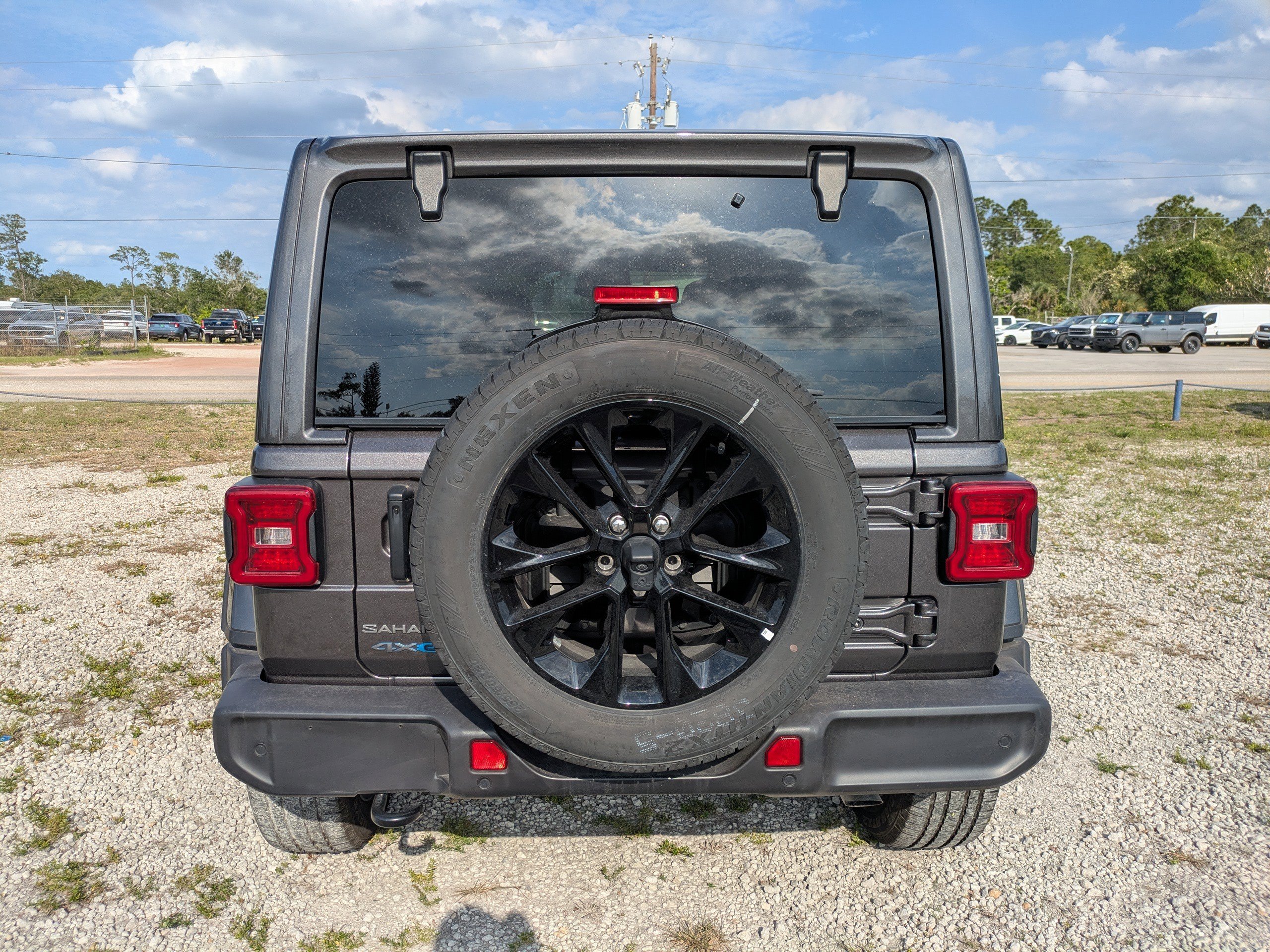 Used 2025 Jeep Wrangler Unlimited Sahara w/ Safety Group AWD/4WD image 5