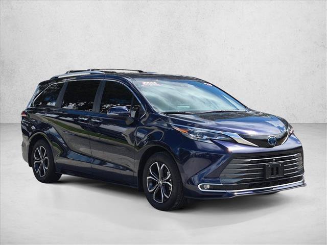 Used 2025 Toyota Sienna Platinum AWD/4WD image 3