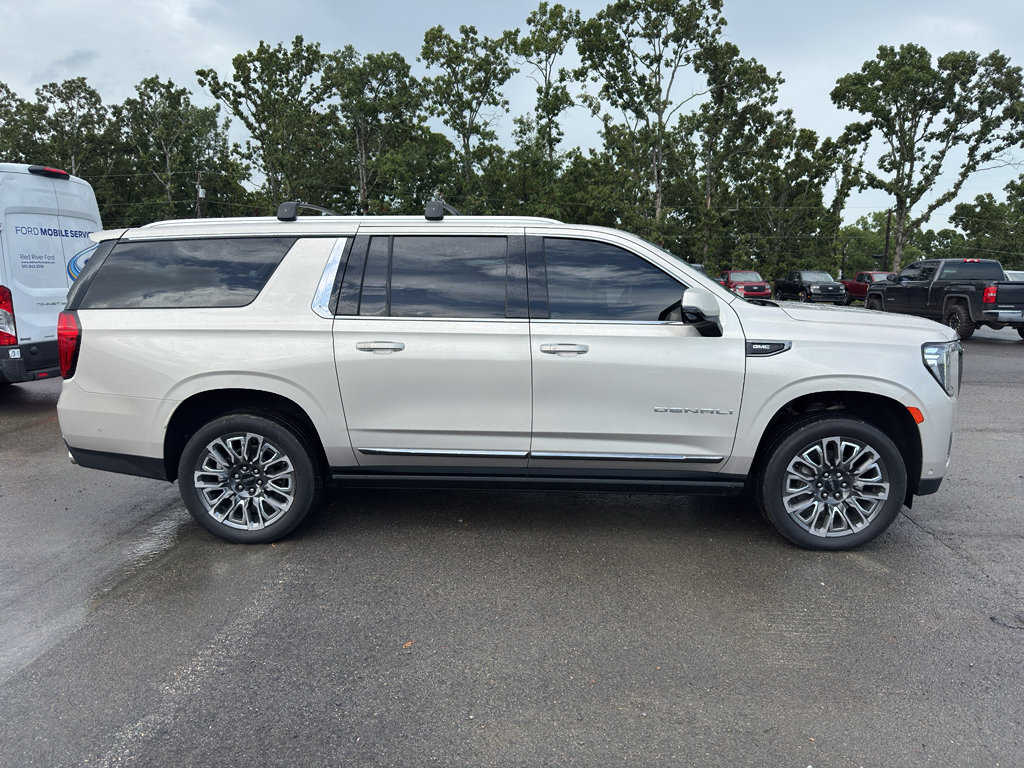 Used 2023 GMC Yukon XL Denali Ultimate AWD/4WD image 4
