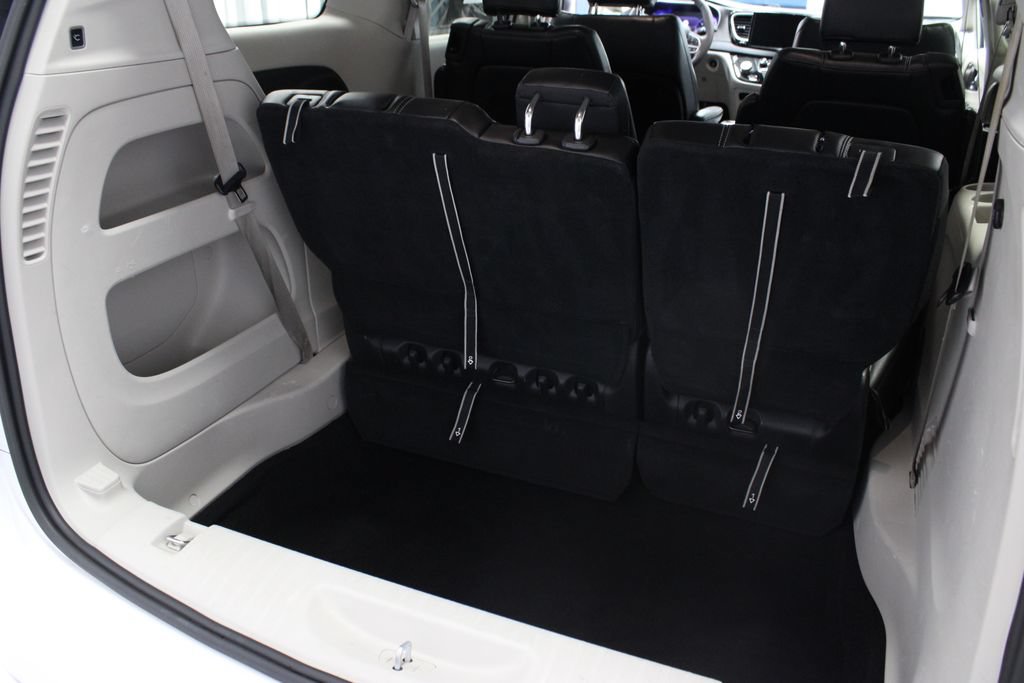 Used 2023 Chrysler Pacifica Touring-L FWD image 16