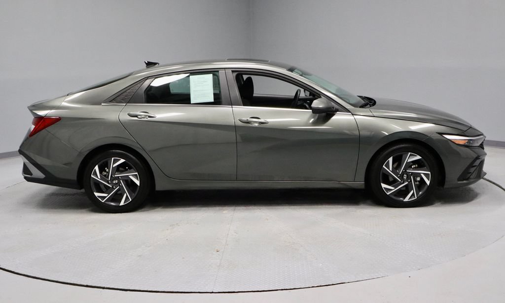 Used 2025 Hyundai Elantra SEL FWD image 11