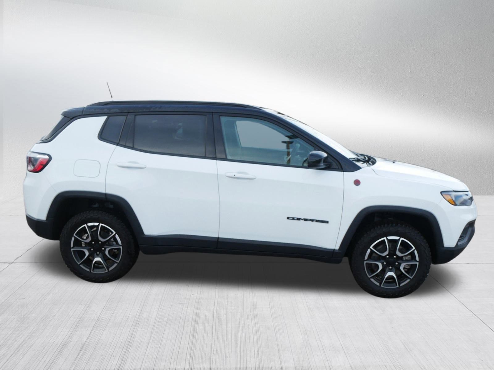 Used 2024 Jeep Compass Trailhawk image 6