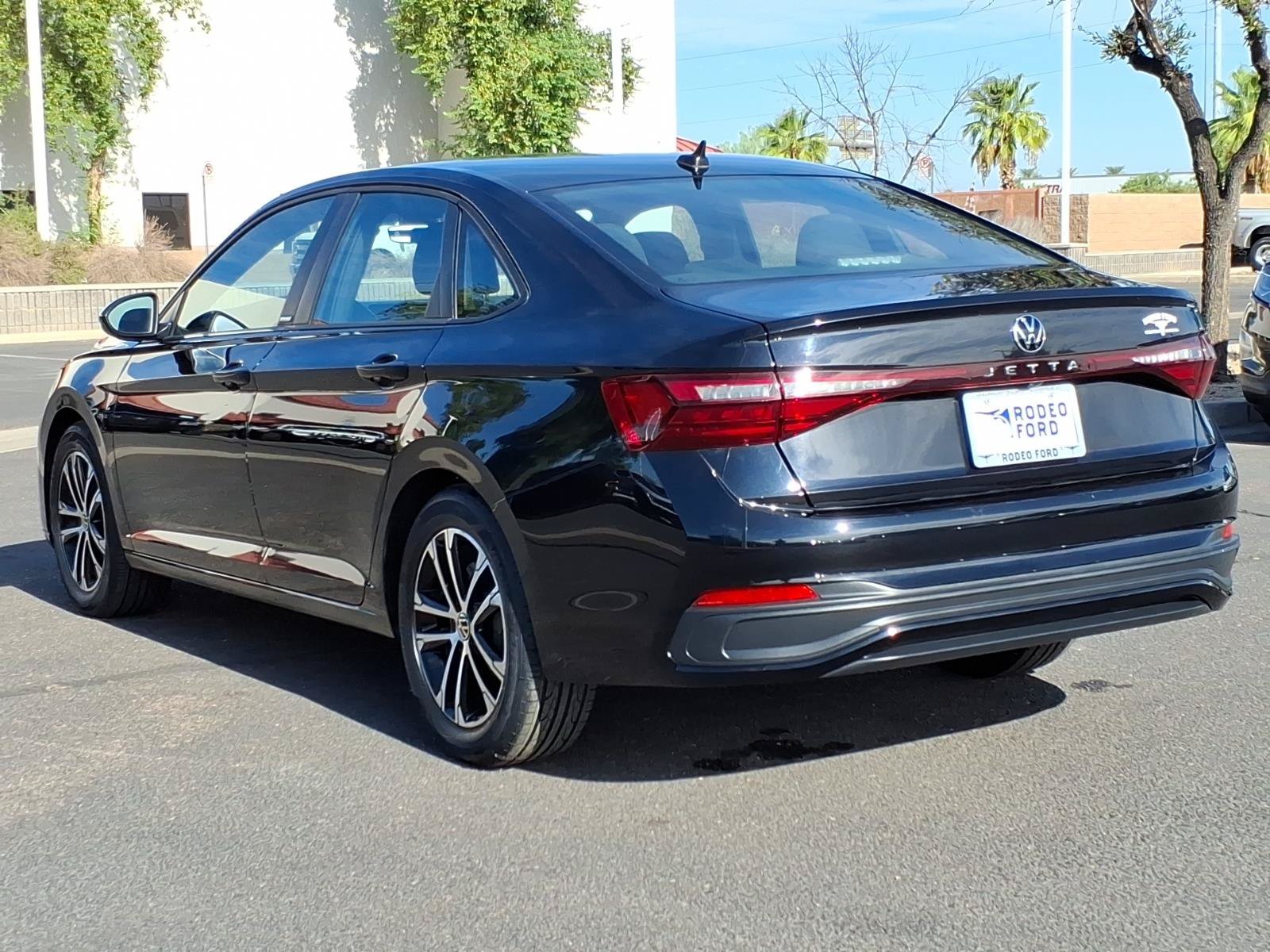Used 2025 Volkswagen Jetta Sport FWD image 3