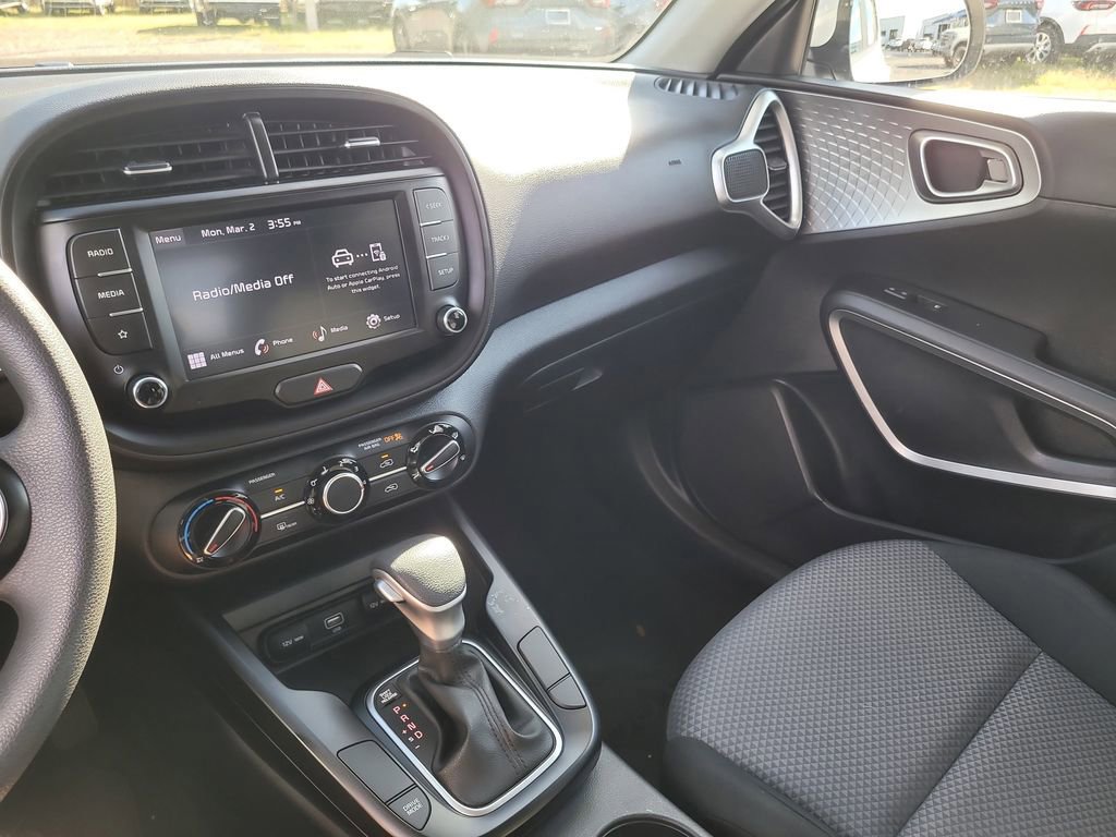 Used 2022 Kia Soul LX image 17
