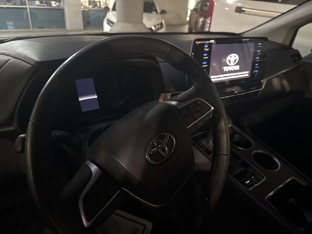Used 2024 Toyota Sienna XLE image 9